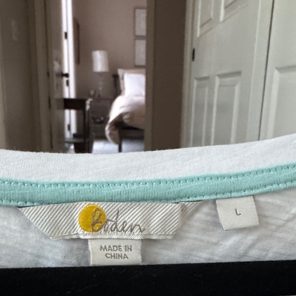 ❄️ Boden White Tee with Gold Accents SZ L NWOT - Picture 2 of 5